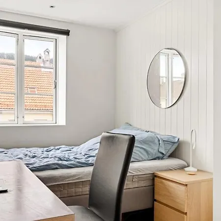 Modern 2-bedroom Apartment *